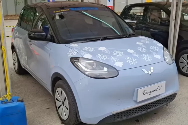 Wuling Binguo EV Lite (kode model E260) adalah versi &ldquo;Lite&rdquo; dari hatchback listrik kecil dari Wuling, yang ditujukan sebagai mobil perkotaan dengan kombinasi efisiensi, kenyamanan, dan fitur yang relevan untuk kebutuhan sehari-hari. (Tangkapan Layar YouTube William Surjana)