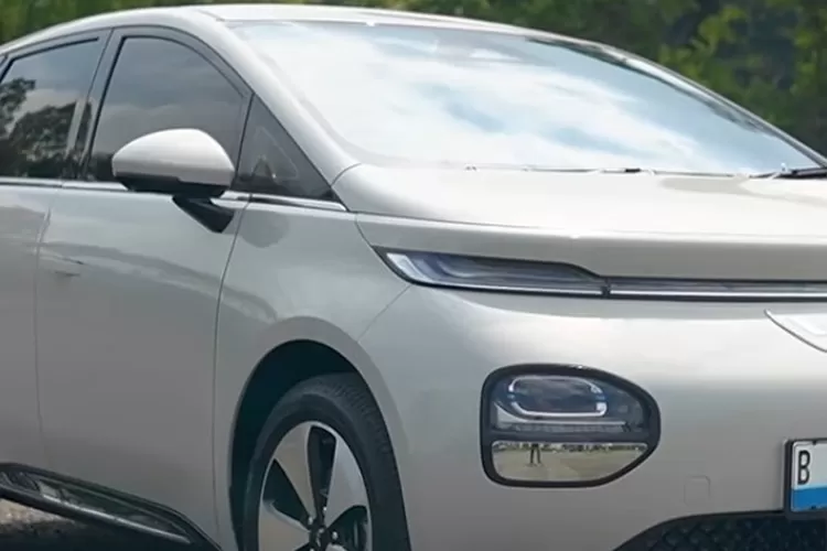 Wuling Cloud EV bisa dibilang cukup menarik sebagai mobil listrik keluarga di Indonesia ada kelebihan yang nyata, tapi juga ada beberapa pertimbangan terutama soal harga.