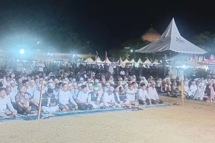 Ribuan masa terdiri dari pejabat, masyarakat berzikir di RTH Cot Gapu. Foto Dokumen Realitasonline.id