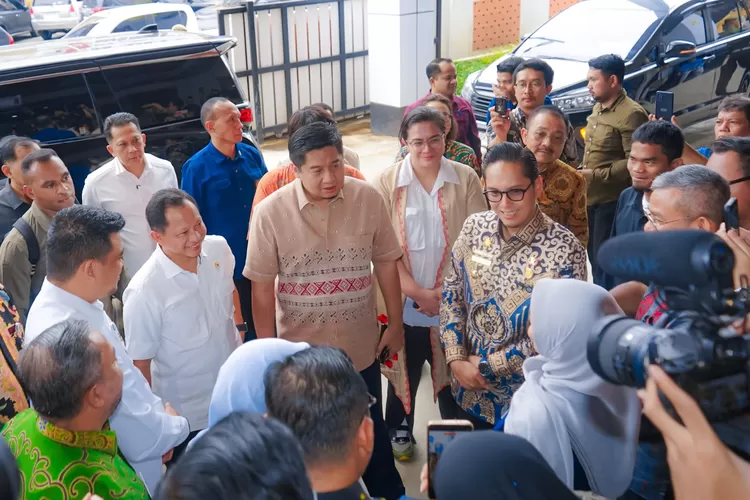 Rico Waas saat dampingi Menteri PKP Maruarar Sirait tinjau Mall Pelayanan Publik, Jumat (10/10/2025).