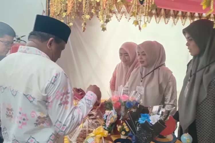 Bupati Bireuen, H Mukhlis pada pameran literasi di Gedung Layanan Perpustakaan Umum Daerah Kabupaten Bireuen.