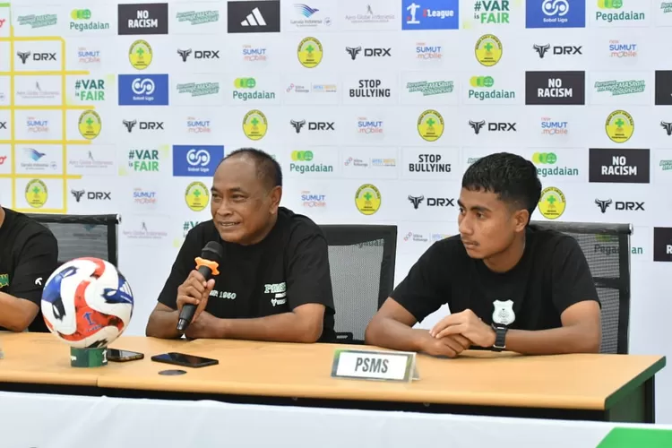 Pelatih Kepala PSMS Medan, Kas Hartadi didampingi Ichlasul Qodri saat jumpa pers dengan media