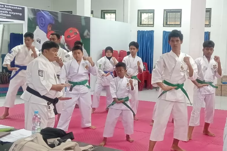 Sebanyak 100 atlet kempo atau kenshi dari 11 kecamatan se-Kota Medan resmi berlaga dalam ajang Pekan Olahraga Kota (Porkot) Medan XV Tahun 2025