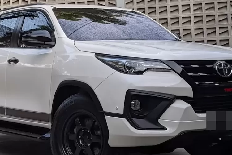 Toyota Kijang Innova Reborn Diesel sering disebut sebagai &ldquo;mobil gorengan&rdquo; karena harganya di pasar bekas yang melonjak jauh dari harga wajarnya, bahkan mendekati setengah miliar rupiah untuk unit tertentu. (Tangkapan Layar YouTube FUSE BOX)