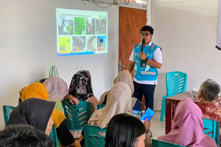 Narasumber dari Team Leader K3L PLN ULP Padangsidimpuan Kota beri paparan kepada mahasiswa pada kegiatan &ldquo;PLN Goes To School&rdquo; di Universitas Graha Nusantara (UGN) Padangsidimpuan, Senin (13/10/2025).(Foto Realitasonline / Riswandy)