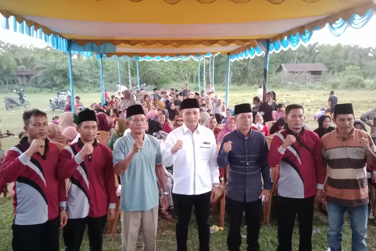 Sekretaris fraksi Demokrat DPRD Sumatera Utara, Tondi Roni Tua, S.Sos, bersama Masyarakat kecamatan Barumun Barat, Padanglawas, saat Silaturahmi dan menampung Aspirasi. (Realitasonline.id - Dok)