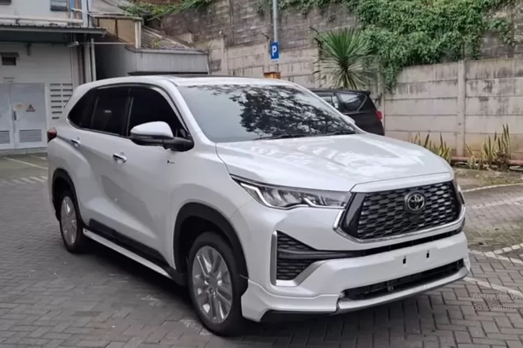 Toyota Kijang Innova Zenix Q HEV Modellista adalah varian tertinggi dari keluarga Innova Zenix di Indonesia, yang menggabungkan teknologi hybrid, kenyamanan tingkat tinggi, dan tampilan eksterior premium lewat paket Modellista. (Tangkapan Layar YouTube William Surjana)
