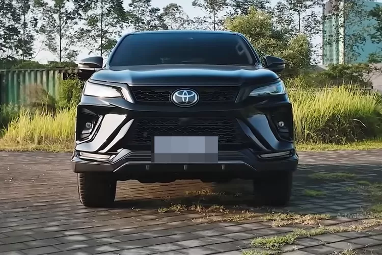 Penjualan Toyota Fortuner sangat susah dibendung karena mobil ini sudah membangun reputasi kuat sebagai SUV tangguh, nyaman, dan mewah dalam jangka waktu lama. (Tangkapan Layar YouTube GridOto)