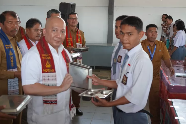 Anggota Komisi I DPR RI Sabam Rajagukguk di dampingi Wabup Toba Audi Murphy Sitorus meninjau program MBG di Kabupaten Toba pada Senin (13/10/2025) mengunjungi penerima manfaat di SMA Negeri 1 Balige.