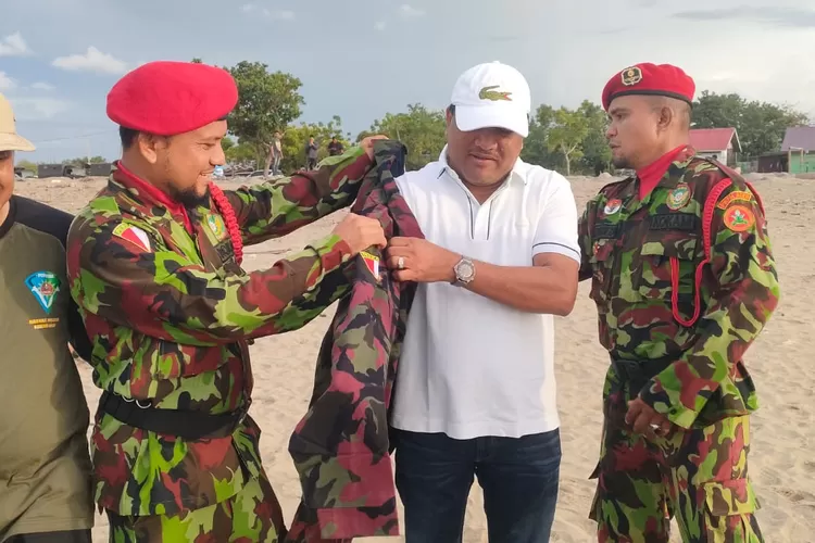 Komandan Daerah Kokam Bireuen, Muhammad Yusuf ZA memakaikan loreng Kokam kepada Bupati Bireuen H Mukhlis. Foto. Dokumen Realitasonline.id