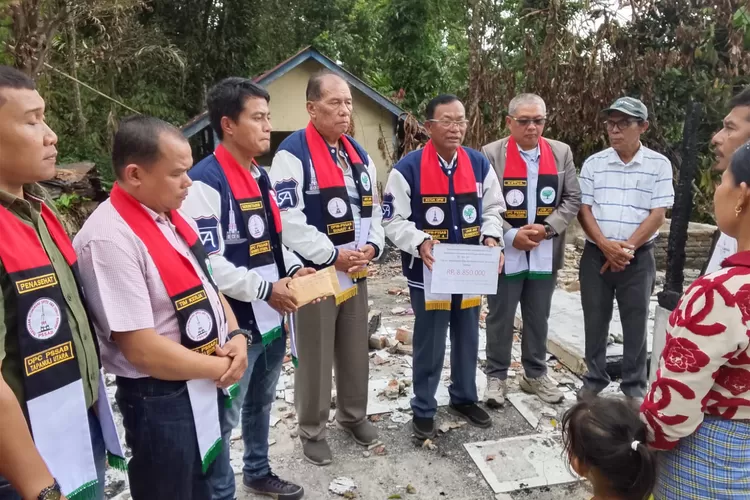 Ketua DPW PSSAB Sumut IV, Ketua DPC, penasehat serta sejumlah pengurus saat menyalurkan donasi kepada Lambok Simorangkir dan istri Permina Boru Situmorang. (Realitasonline.id/AS)