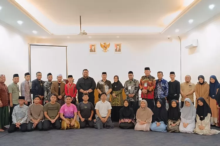 Kakanwil Kemenag H.Ahmad Qosbi ditengah-tengah kafilah Sumut beri motivasi jelang dimulainya gelar perlombaan STQH XXVIII tahun 2025 di Kendari, Senin (13/10/2025).