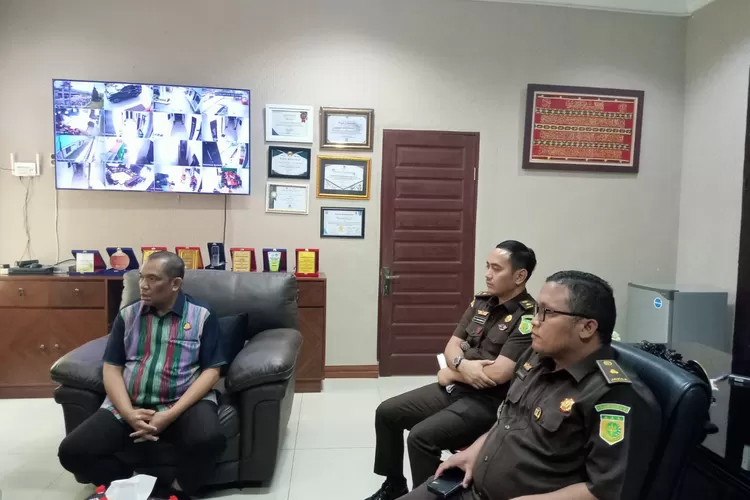 Kajari Taput Donny K Ritonga, Kasipidsus Frans Affandi Tampubolon dan Kasi Intel Mangasi Simanjuntak saat memberikan keterangan seputar penyusutan proyek LPJU. (Realitasonline.id/AS)