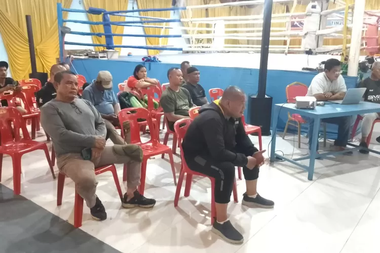 Para peraih medali ini tampak senang dengan wajah tersenyum, ketika menerima medali yang langsung diserahkan Ketua Umum KONI Medan, Aswindy Fachrizal SE bersama Ketua Percasi Medan Immanuel Marudut Simatupang, ST, WN, Senin (13/10/2025) di lokasi pertandingan.