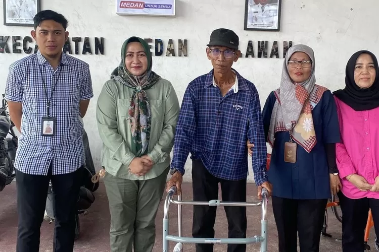 Dinas Sosial Medan salurkan alat bantu bagi penyandang disabilitas, Selasa (14/10/2025).