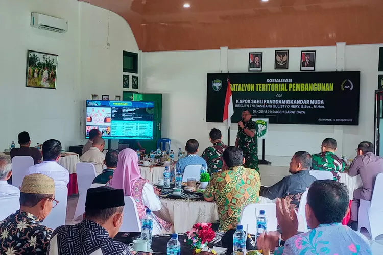 Kapok Sahli Pangdam IM Brigjen TNI Dr. Bambang Sulistyo Hery SSos, M.Han saat mensosialisasikan pembentukan YonTP di aula Makodim 0110/Abdya, Kamis (16/10/2025).