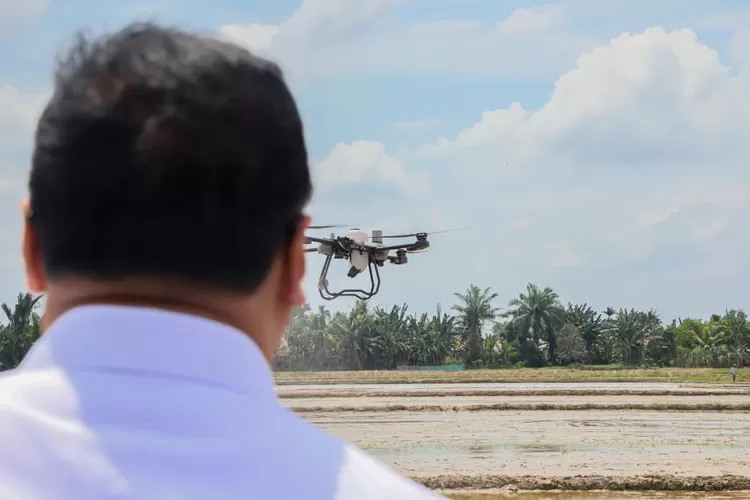 Kehadiran drone ini menandai dimulainya transformasi digital di sisi hulu pertanian, yang bertujuan meningkatkan efisiensi biaya produksi dan efektivitas budidaya petani. 