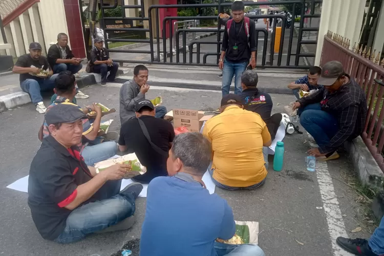 Puluhan Jurnalis Gelar Aksi Unjuk Rasa Ke Polda Sumut