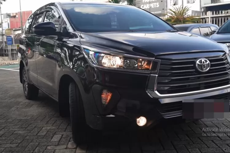 Toyota Kijang Innova Reborn 2.4 Type G Diesel terbaru 2025 sedang jadi sorotan karena banyak dealer memberikan program turun cicilan dan diskon besar yang bisa membuat pembeli untung hingga puluhan juta. (Tangkapan Layar YouTube Carstore Indonesia)