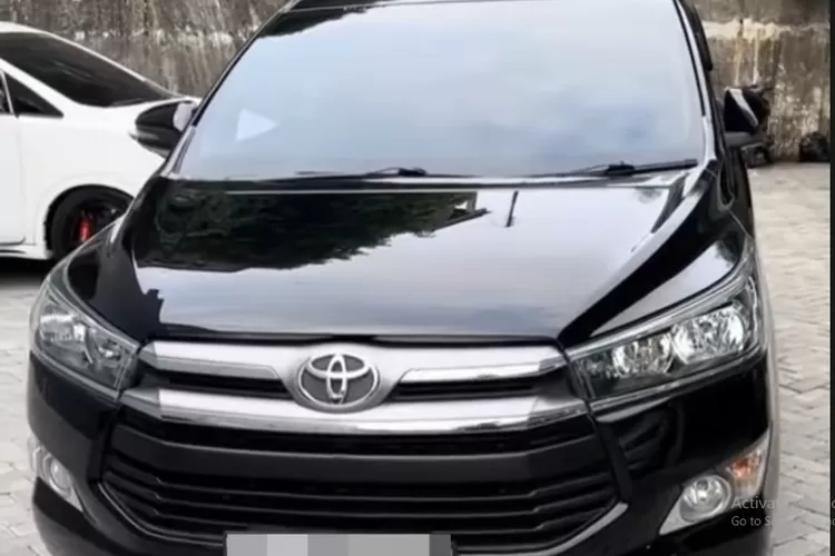 Toyota Kijang Innova Reborn G Bensin AT 2018 dikenal sebagai mobil keluarga yang menawarkan kombinasi kenyamanan dan ketangguhan yang jarang dimiliki kendaraan di kelasnya. (Tangkapan Layar YouTube Raja Mobil)