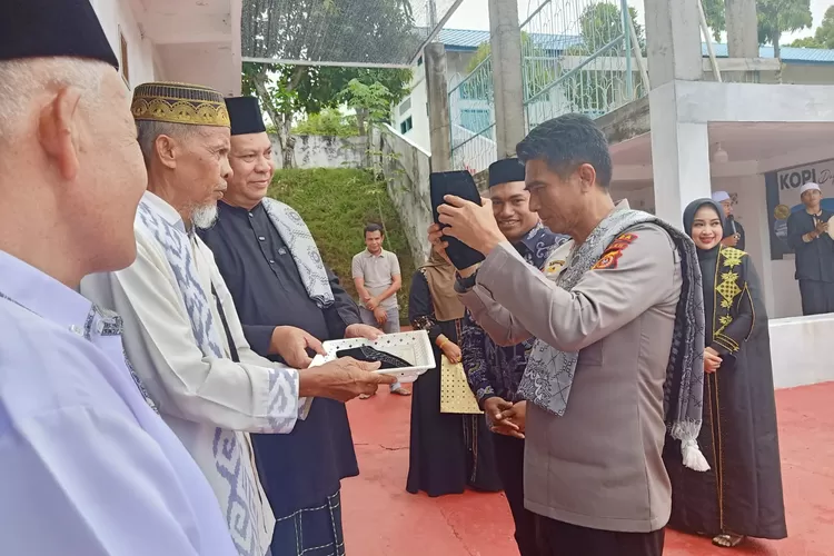 Kunker ke Abdya, Kapolda Aceh Sambangi Abu Dayah Manyang Puskiyai Aceh   Realitasonline.id-Abdya|Kapolda Aceh Irjen Pol Drs Marzuki Ali Basyah MM melakukan kunjungan kerja ke Kabupaten Aceh Barat Daya (Abdya), Sabtu (18/10/2025) pagi hingga jelang sore. Selain melakukan pertemuan secara internal di 