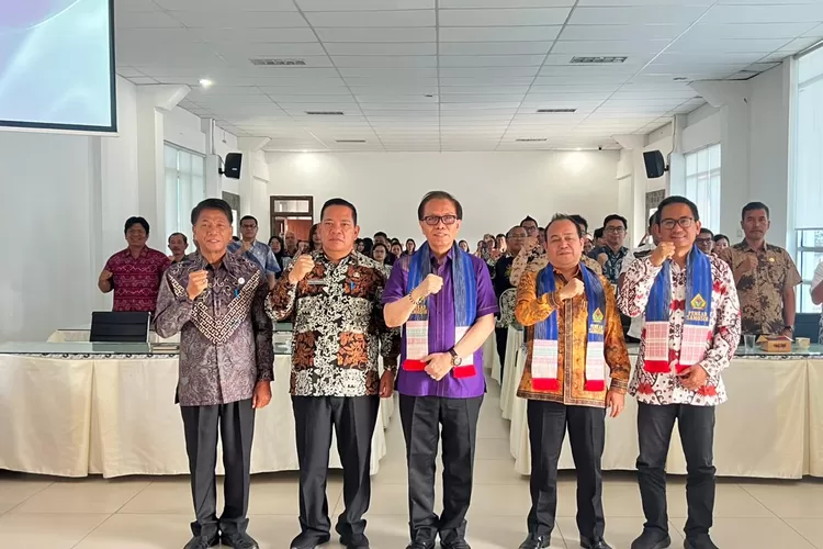 Kegiatan ini disambut oleh jajaran Pemerintah Kabupaten Samosir, antara lain Asisten Pemerintahan dan Kesejahteraan Rakyat Tunggul Sinaga