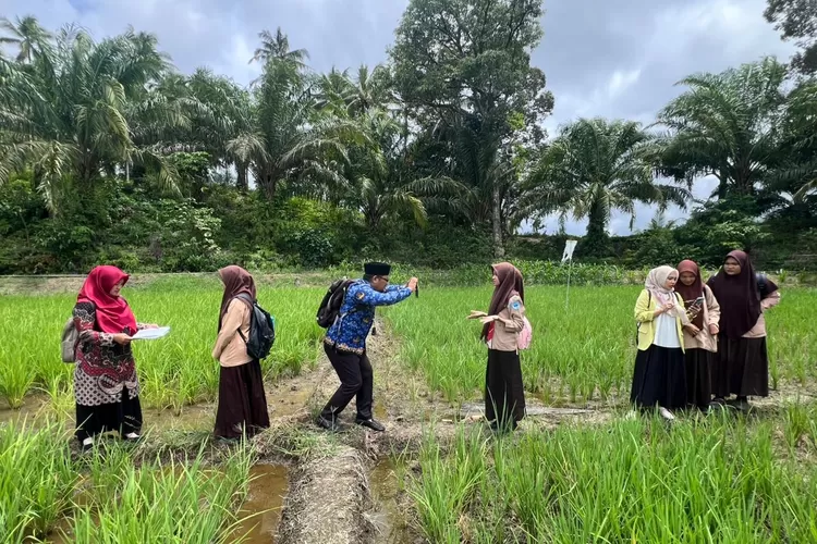Para siswi MAN 2 Tapteng Sumatera Utara saat pengambilan gambar tayangan visual mini documentary.