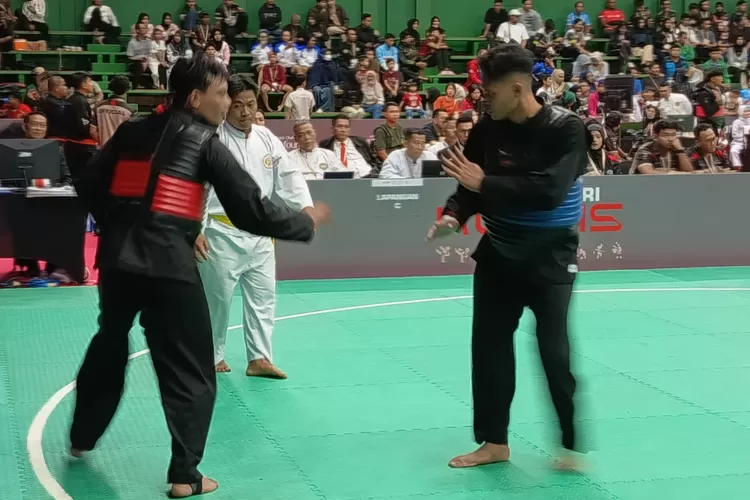 Pesilat Sumut Albert Sembiring (kiri) saat menghadapi Muhammad Anis, pesilat Kalimantan Selatan di Gelanggang C Djarum Arena,Kudus, Jawa Tengah