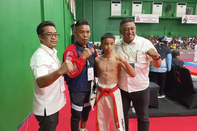 Wakil Ketua I KONI Sumut Bambang Kencono Wahono (kanan) dan Wakil Ketua II Prof Indra Kasih (kiri) berpoto bersama Fadhel Tirta Yudha (tengah), atlet tarung Drajat yang masih berusia 14 tahun dan berhasil meraih perunggu di nomor seni gerak tunggal putra.