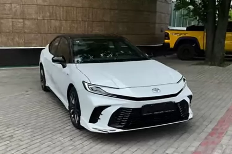 Toyota Camry pertama kali melihat eksterior Camry 2025, kesan yang muncul adalah bahwa mobil ini menjalani penyegaran yang cukup signifikan namun tetap mempertahankan karakter sedannya. (Tangkapan Layar YouTube CAR TV)