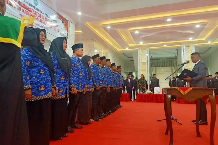 Bupati Abdya Safaruddin melantik 21 pejabat eselon III dilingkungan Pemkab setempat, Senin (20/10/2025)