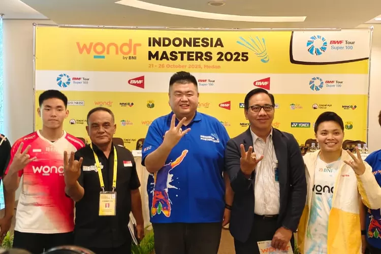 Ketua Panitia Armand Darmadji bersama Area Head BNI Regional Office 01 Bayu Pramana, Sekretaris PBSI Sumut Kusprianto, pelatih dan dua atlet bulutangkis saat memberikan keterangan pers di Hotel Santika Medan, Senin (20/10).