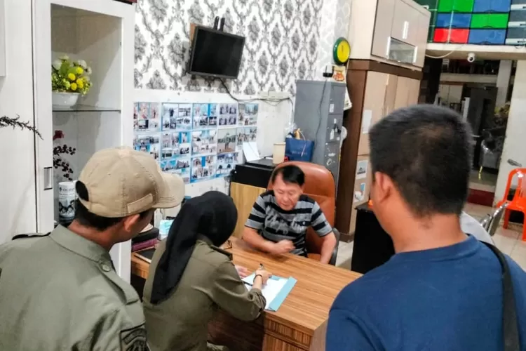 Pemko Padangsidimpuan melalui Satpol PP melakukan pendataan izin usaha dan pajak reklame di sepanjang Jalan Sudirman, Kelurahan Wek II, Kecamatan Padangsidimpuan Utara, Kota Padsmgsidimpuan, Selasa (21/10/2025). (Foto : Realitasonline / Riswandy)