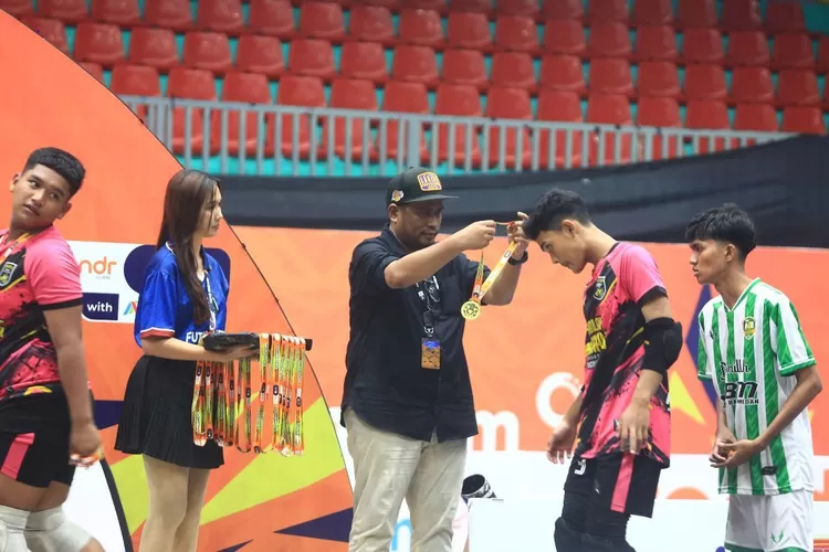 Julian Faisal selaku perwakilan Corporate Secretary INALUM saat menyematkan medali kepada pemenang wondr futsal series