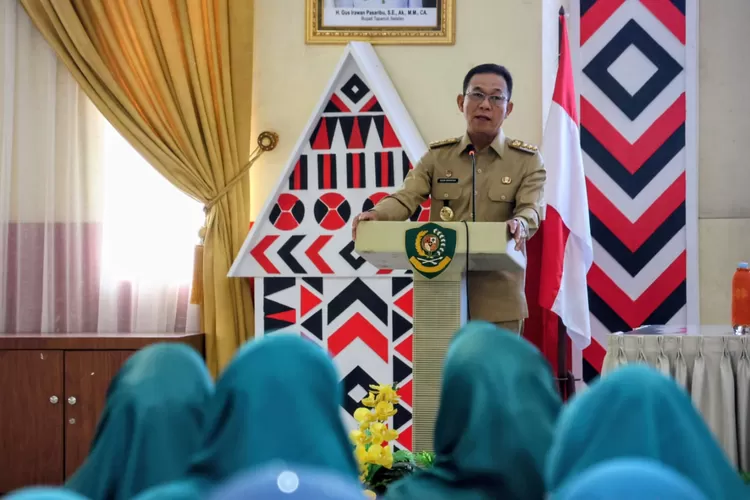 Bupati Tapsel H. Gus Irawan Pasaribu beri sambutan saat membuka Raker TP PKK Kabupaten Tapsel Tahun 2025, di Aula Sarasi, Lantai III Kantor Bupati Tapsel, Jalan Prof. Lafran Pane, Sipirok, Senin (20/10/2025).(Foto : Realitasonline / Riswandy)
