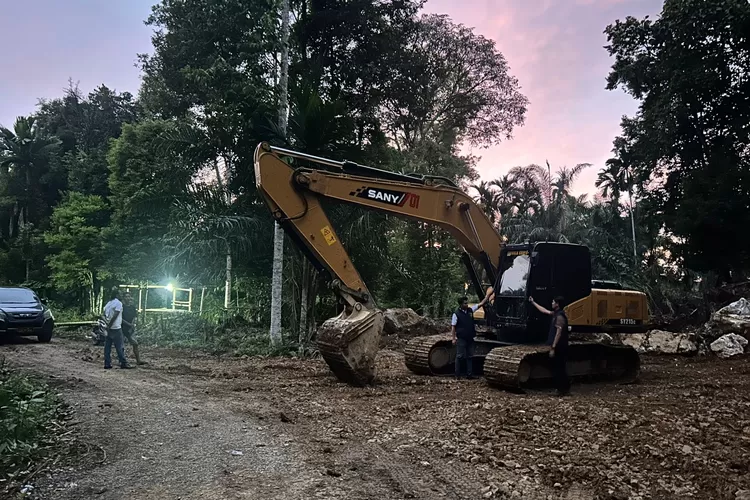 Satreskrim Polres Abdya mengehentikan aktifitas galian C yang diduga ilegal di Kecamatan Jeumpa, Rabu (22/10/2025) sore