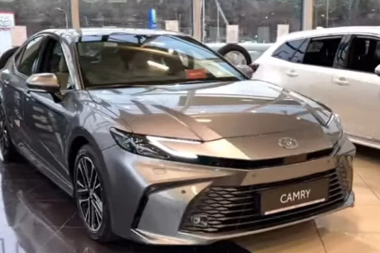  Toyota Camry 2025 hadir dengan tampilan yang lebih modern dan elegan, menonjolkan desain yang tegas dan aerodinamis khas sedan premium Toyota. (Tangkapan Layar YouTube Toyotaview)