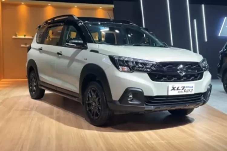 Mobil ini adalah varian tertinggi dari lini Suzuki XL7 Hybrid yang dipasarkan oleh PT Suzuki Indomobil Sales di Indonesia pada tahun 2025. (Tangkapan Layar YouTube AutonetMagz)