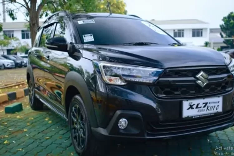 Suzuki XL7 Alpha Kuro hadir sebagai jawaban atas kebutuhan pasar Indonesia yang menginginkan mobil keluarga dengan tampilan yang lebih gagah, modern, dan berkarakter sporty tanpa mengorbankan fungsi. (Tangkapan Layar YouTube Teguhku)