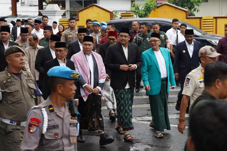 Kakanwil Kemenag Sumut H. Ahmad Qosbi jalan berdampingan dengan Gubsu Bobby Nasution menuju mimbar acara Hari Santri tahun 2025, Rabu (22/10/2025).