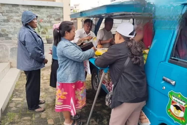 Masyarakat serbu pasar murah keliling Pemko Pematangsiantar (Realitasonline/RH)