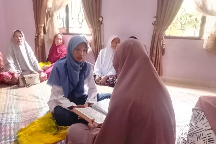 Sosok Ratna Sari Penyuluh Agama Islam di Pantai Cermin, Sergai, istiqomah mengajar ngaji bagi kaum lansia.