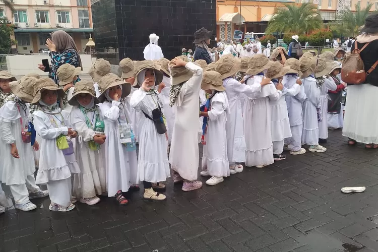Anak-anak TK Paud YPI Salsabilah Tembung Kecamatan Percut Sei Tuan saat mengikuti bimbingan manasik haji di Asrama Haji Medan, Rabu (22/10/2025).