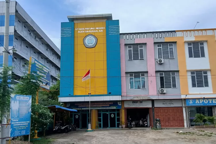 Kampus  STIKes pada pertokoan di lintas nasional Banda Aceh - Medan, kawasan Cot Gapu Kecamatan Kota Juang Kabupaten Bireuen. Foto; RZ