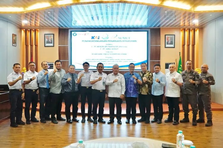 Kepala Kejaksaan Tinggi Sumatera Utara, Harli Siregar didampingi Asisten Perdata dan Tata Usaha Negara Datuk Rosihan Anwar bersama Direktur Bisnis dan Syariah Bank Sumut, Syafrizalsyah bersama Direktur Kepatuhan, Eksir melakukan penandatanganan perjanjian kerja sama, Kamis (23/10) di Gedung Kejatisu