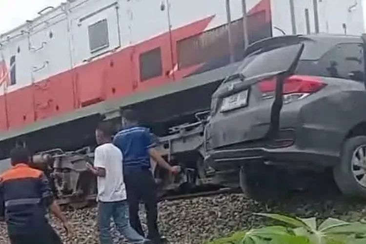 mobil Honda Mobilio Ditabrak Kereta Api