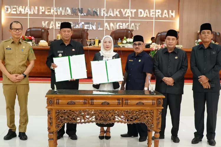 Rapat dipimpin langsung oleh Ketua DPRD Sribana Perangin-angin, SE didampingi para wakil ketua. 