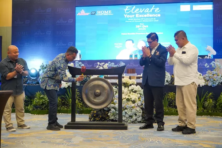 Kabid Dinas Koperasi UKM Perindustrian dan Perdagangan Pemko Medan Anwar Syarif membuka Grand Demo Elevate Your Excellence, Sabtu (25/10/2925