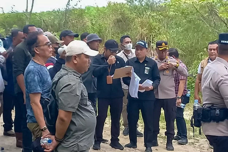 PN Sibuhuan membacakan berita acara Constatering saat terjadi unjuk rasa warga Desa Hutaraja Lamo menolak Constatering, Selasa (21/10/2025) Lalu. (Realitasonline.id - SS)