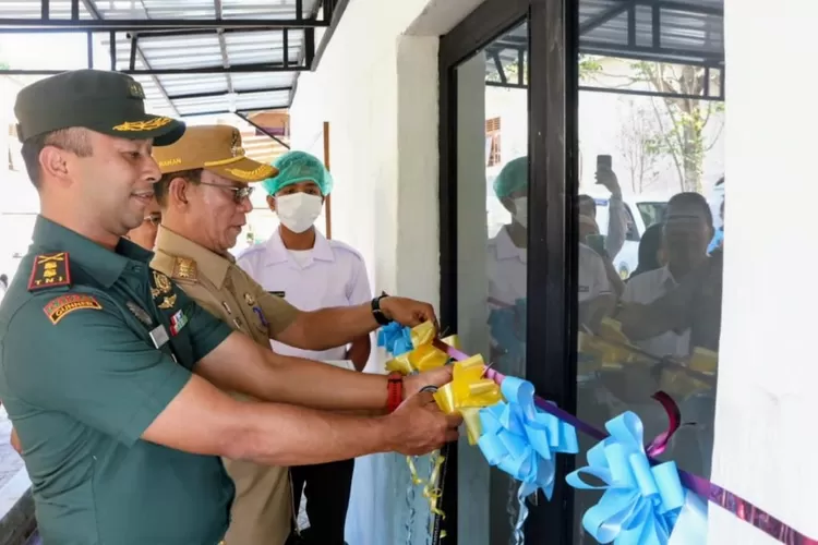 Bupati Tapsel H. Gus Irawan Pasaribu luncurkan program MBG di Satuan Pelayanan Pemenuhan Gizi Desa Marisi, Kecamatan Angkola Timur, Senin (27/10/2025).(Foto : Realitasonline / Riswandy)